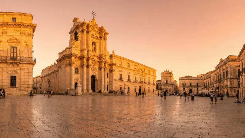 Vista panoramica di Piazza Duomo in Ortigia
